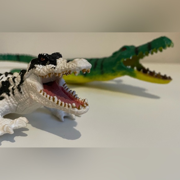 2 AlligatorToys Action Figures one green one white - Picture 5 of 5